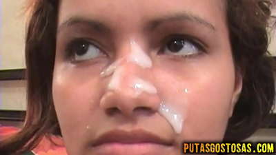 പെൺകുട്ടി മുലകുടിക്കുന്നു